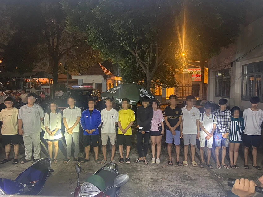 Tổ 363 phát hiện, phối hợp với Công an huyện Hóc Môn đưa nhiều người có dấu hiệu đánh bạc về trụ sở. Ảnh: CA Tổ 363 phát hiện, phối hợp với Công an huyện Hóc Môn đưa nhiều người có dấu hiệu đánh bạc về trụ sở. Ảnh: CA