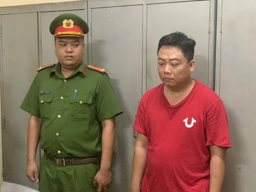 Võ Minh Điền (áo đỏ) tại cơ quan điều tra. Ảnh: CA Võ Minh Điền (áo đỏ) tại cơ quan điều tra. Ảnh: CA