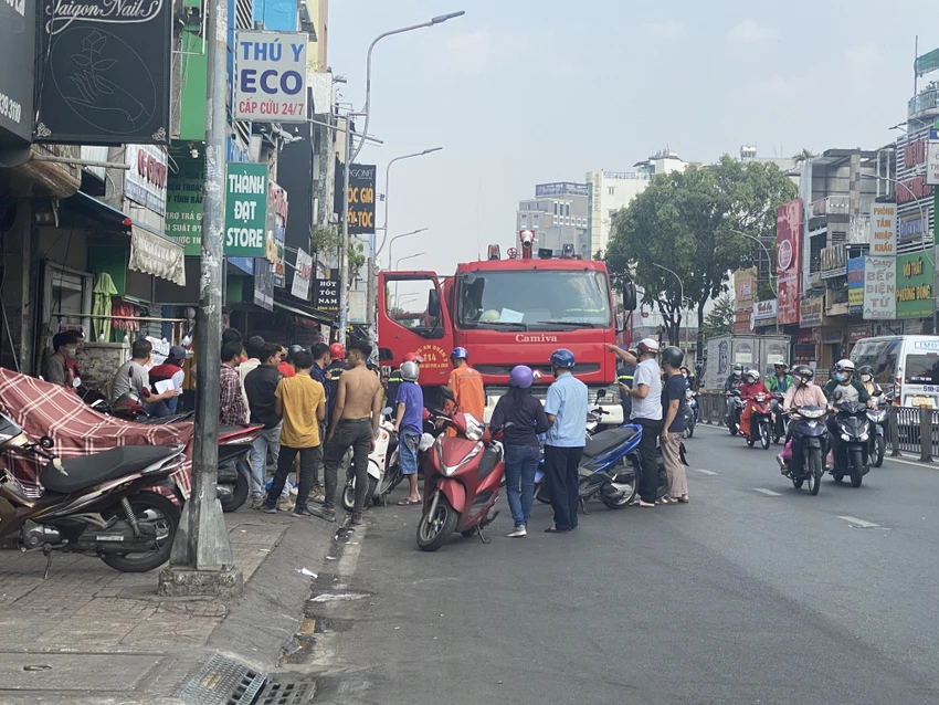 Cảnh sát nhanh chóng có mặt khống chế đám cháy. Ảnh: HT Cảnh sát nhanh chóng có mặt khống chế đám cháy. Ảnh: HT