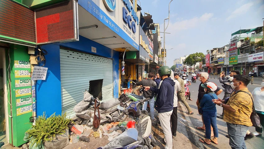 Cảnh sát phá cửa cuốn căn nhà để tiếp cận bên trong, dập lửa. Ảnh: HT Cảnh sát phá cửa cuốn căn nhà để tiếp cận bên trong, dập lửa. Ảnh: HT