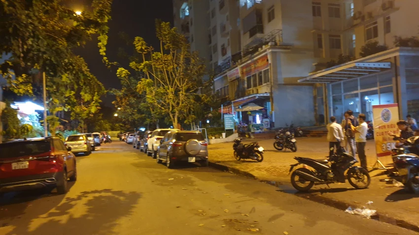 Đến rạng sáng, vẫn còn các trinh sát Phòng PC02 túc trực trước nhà bà Hàn Ni. Ảnh: NT Đến rạng sáng, vẫn còn các trinh sát Phòng PC02 túc trực trước nhà bà Hàn Ni. Ảnh: NT