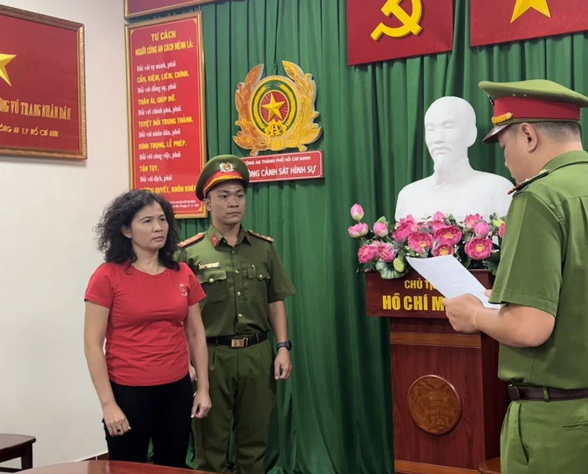 Công an đọc lệnh bắt với bà Hàn Ni. Ảnh: CA Công an đọc lệnh bắt với bà Hàn Ni. Ảnh: CA