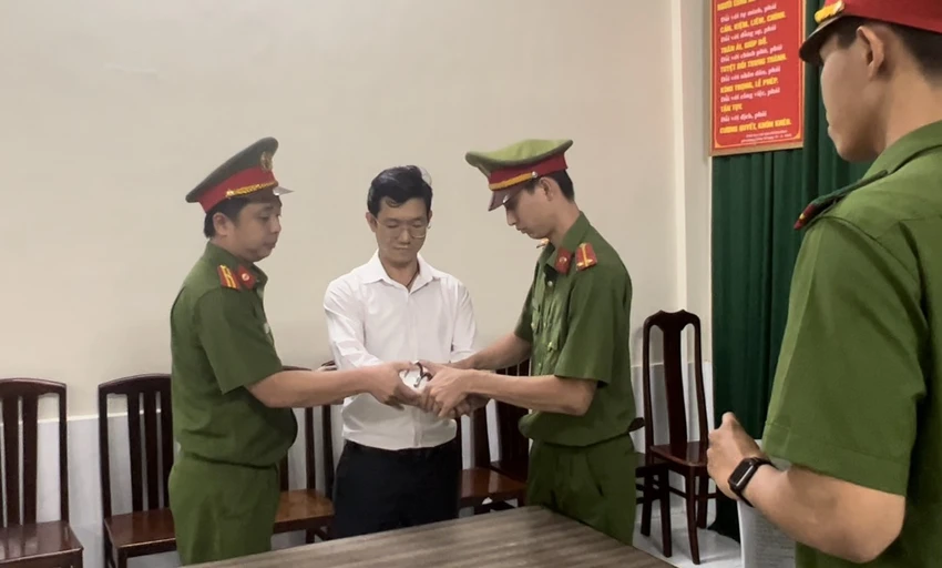 Công an đọc lệnh bắt với ông Anh Quân. Ảnh: CA Công an đọc lệnh bắt với ông Anh Quân. Ảnh: CA