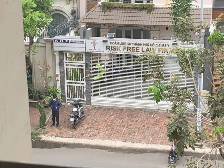 Công an túc trực bên ngoài trong khi việc khám xét đang được thực hiện bên trong căn nhà ở phường Tân Thuận Đông, quận 7. Ảnh: HT Công an túc trực bên ngoài trong khi việc khám xét đang được thực hiện bên trong căn nhà ở phường Tân Thuận Đông, quận 7. Ảnh: HT