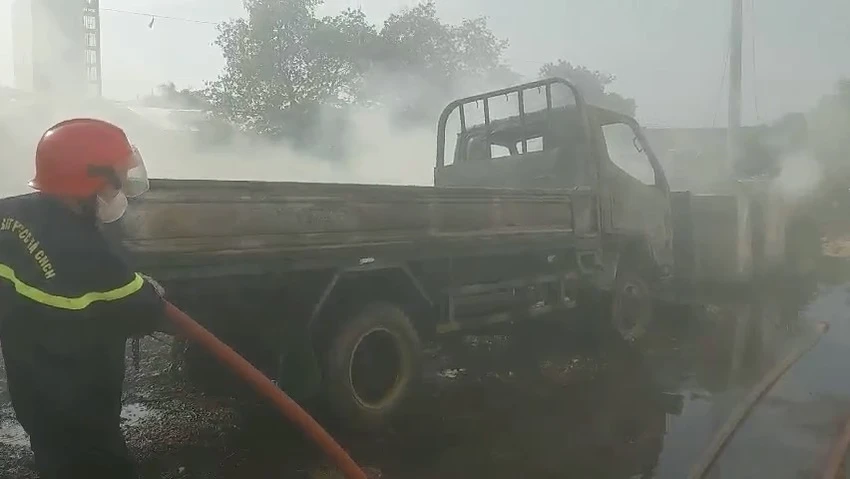 Cảnh sát sau đó nhanh chóng có mặt khống chế đám cháy. Ảnh: HT Cảnh sát sau đó nhanh chóng có mặt khống chế đám cháy. Ảnh: HT