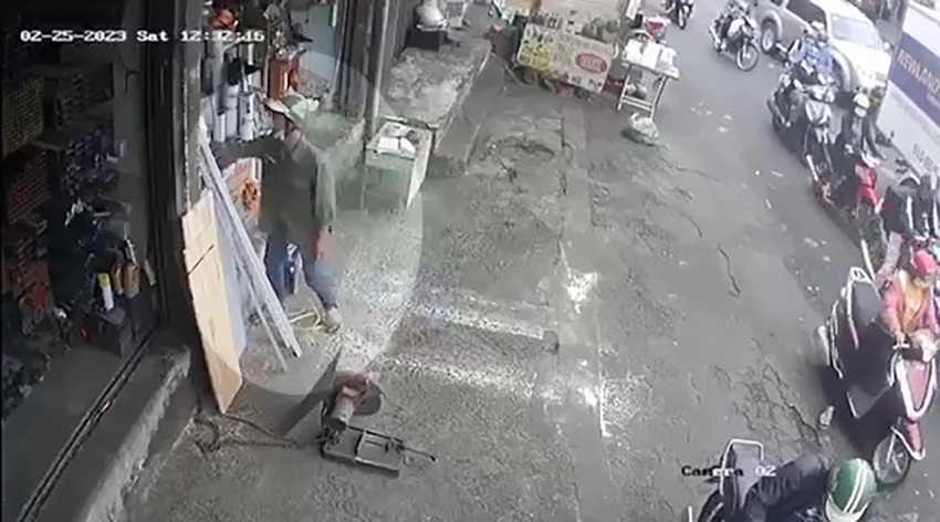 Thời điểm này khu vực có đông người qua lại nhưng người đàn ông vẫn lấy trộm. Ảnh chụp từ clip Thời điểm này khu vực có đông người qua lại nhưng người đàn ông vẫn lấy trộm. Ảnh chụp từ clip
