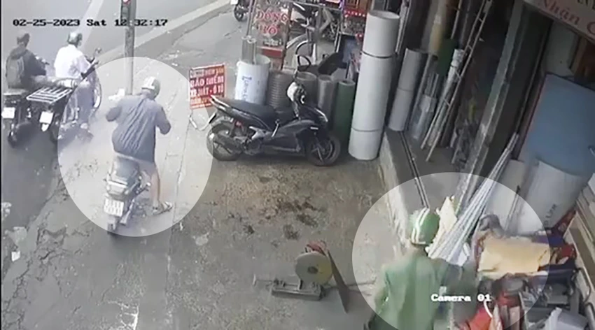 Người đàn ông đi đến lấy chiếc máy cắt gỗ bị camera an ninh ghi lại. Ảnh chụp từ clip Người đàn ông đi đến lấy chiếc máy cắt gỗ bị camera an ninh ghi lại. Ảnh chụp từ clip