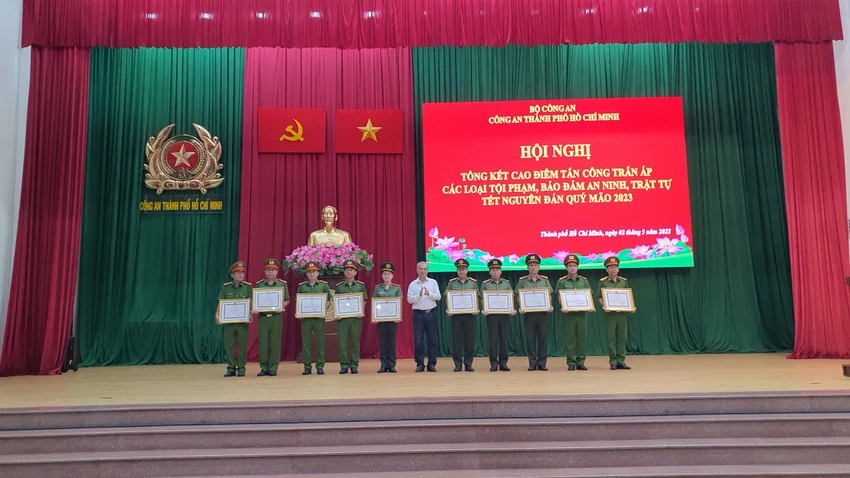 Trong dịp này, UBND TP.HCM và Công an TP.HCM đã trao bằng khen, giấy khen cho các đơn vị, cá nhân có thành tích xuất sắc trong đợt cao điểm. Ảnh: NT
