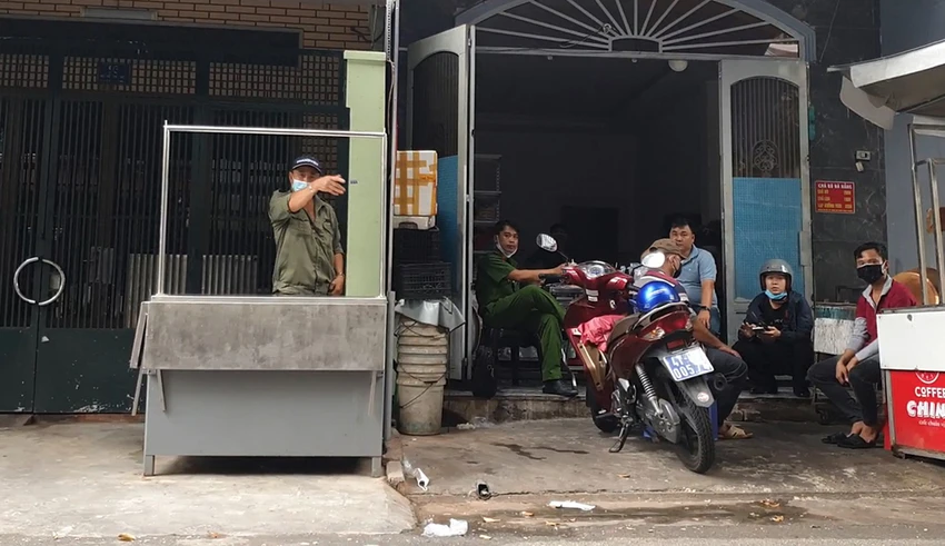 Công an sau đó có mặt lấy lời khai những người xung quanh để phục vụ điều tra. Ảnh: HT Công an sau đó có mặt lấy lời khai những người xung quanh để phục vụ điều tra. Ảnh: HT