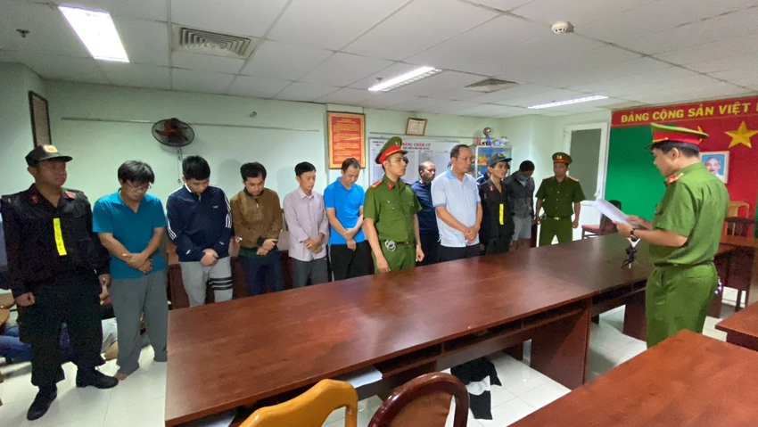 Công an đọc lệnh bắt giam với 11 người của chi nhánh Trung tâm Đăng kiểm 50-05V. Ảnh: CA Công an đọc lệnh bắt giam với 11 người của chi nhánh Trung tâm Đăng kiểm 50-05V. Ảnh: CA