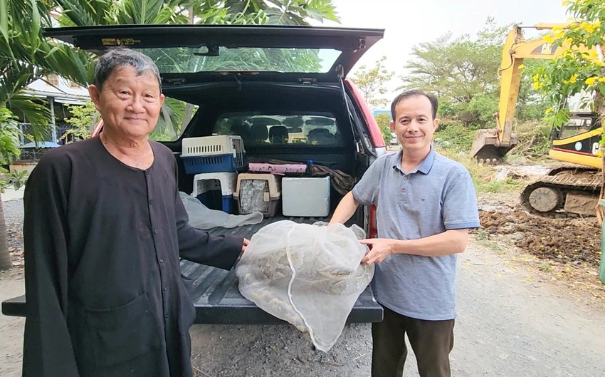 Người dân sau đó bàn giao con trăn cho lực lượng kiểm lâm. Ảnh: HT Người dân sau đó bàn giao con trăn cho lực lượng kiểm lâm. Ảnh: HT