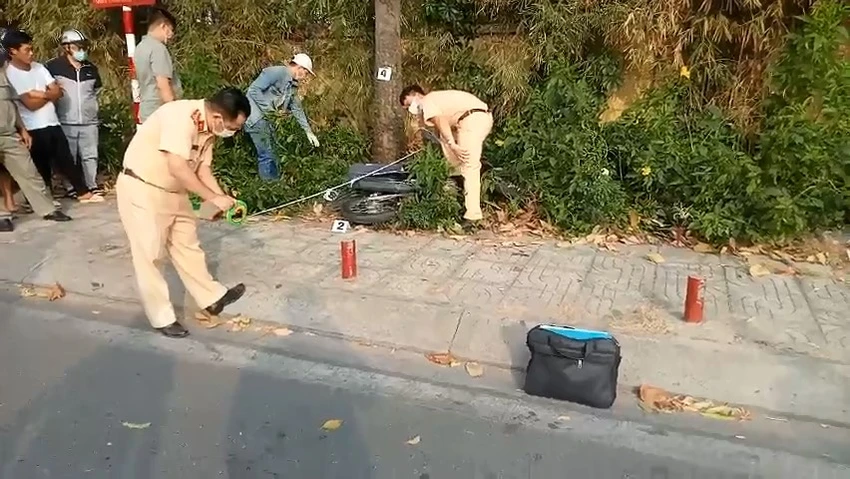 Công an sau đó khám nghiệm, điều tra nguyên nhân vụ việc. Ảnh: HT
