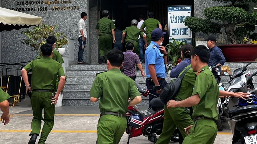 Công an TP.HCM cũng phối hợp với Bộ Công an, Công an quận Gò Vấp ập vào trụ sở chính của chi nhánh Công ty F88 trên địa bàn quận Gò Vấp. Ảnh: B.NGỌC Công an TP.HCM cũng phối hợp với Bộ Công an, Công an quận Gò Vấp ập vào trụ sở chính của chi nhánh Công ty F88 trên địa bàn quận Gò Vấp. Ảnh: B.NGỌC