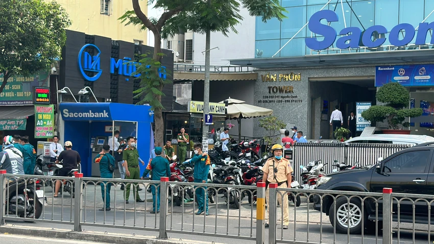 Công an phong tỏa hoàn toàn khu vực. Ảnh: B.NGỌC
