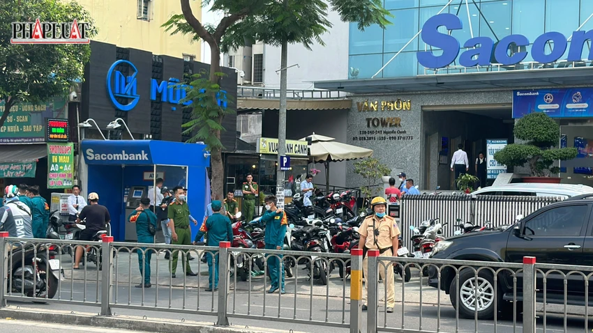 Bên ngoài, công an cũng phong tỏa khu vực. Ảnh: NT Bên ngoài, công an cũng phong tỏa khu vực. Ảnh: NT