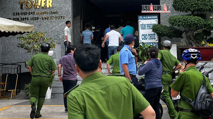 Công an ập vào chi nhánh Công ty F88 ở quận Gò Vấp để khám xét, phục vụ công tác điều tra. Ảnh: B NGỌC Công an ập vào chi nhánh Công ty F88 ở quận Gò Vấp để khám xét, phục vụ công tác điều tra. Ảnh: B NGỌC
