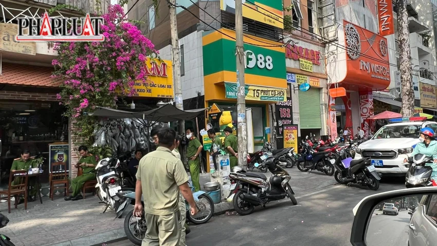 Công an phong tỏa khu vực đoạn trước chi nhánh Công ty F88 trên đường Trần Quang Khải. Ảnh: NT Công an phong tỏa khu vực đoạn trước chi nhánh Công ty F88 trên đường Trần Quang Khải. Ảnh: NT