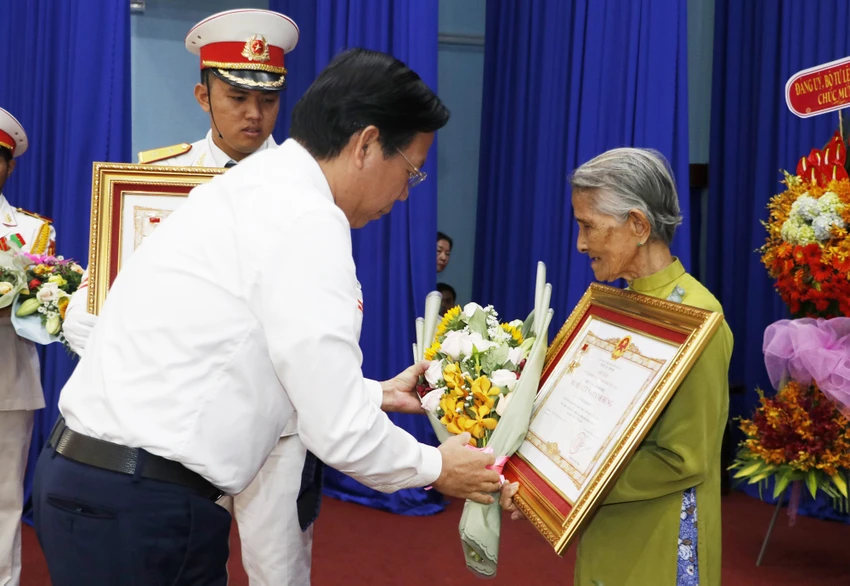 Ông Phan Văn Mãi trao tặng danh hiệu Bà Mẹ Việt Nam anh hùng cho thân nhân của các Mẹ Việt Nam anh hùng. Ảnh: NT Ông Phan Văn Mãi trao tặng danh hiệu Bà Mẹ Việt Nam anh hùng cho thân nhân của các Mẹ Việt Nam anh hùng. Ảnh: NT