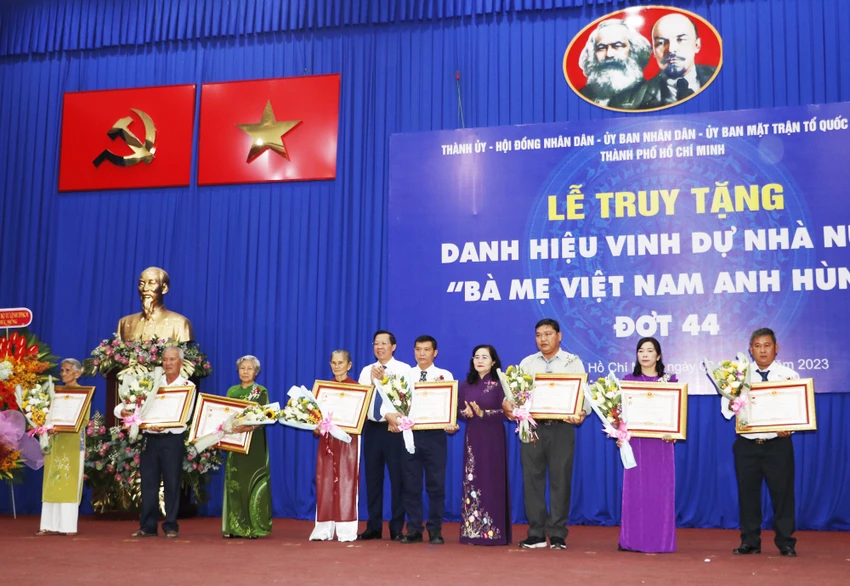Có tám Mẹ Việt Nam anh hùng được truy tặng trong đợt này. Ảnh: NT Có tám Mẹ Việt Nam anh hùng được truy tặng trong đợt này. Ảnh: NT