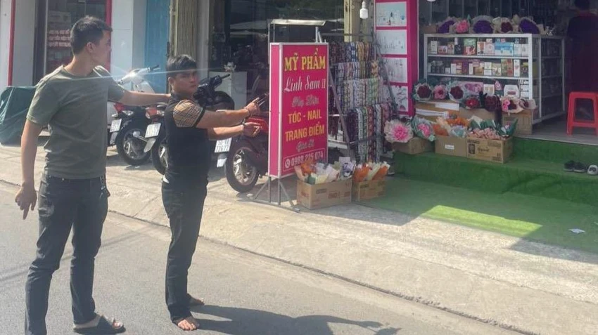 Công an đưa Đạt lại hiện trường để diễn lại hành vi. Ảnh: CA Công an đưa Đạt lại hiện trường để diễn lại hành vi. Ảnh: CA