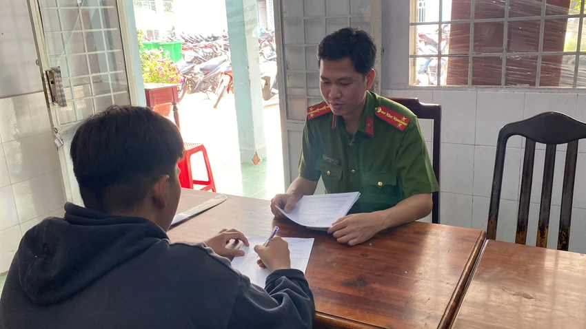 Công an lấy lời khai người liên quan để làm rõ. Ảnh: CA Công an lấy lời khai người liên quan để làm rõ. Ảnh: CA