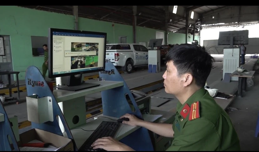 Công an khám xét Trung tâm Đăng kiểm 50- 13D để điều tra. Ảnh: CA