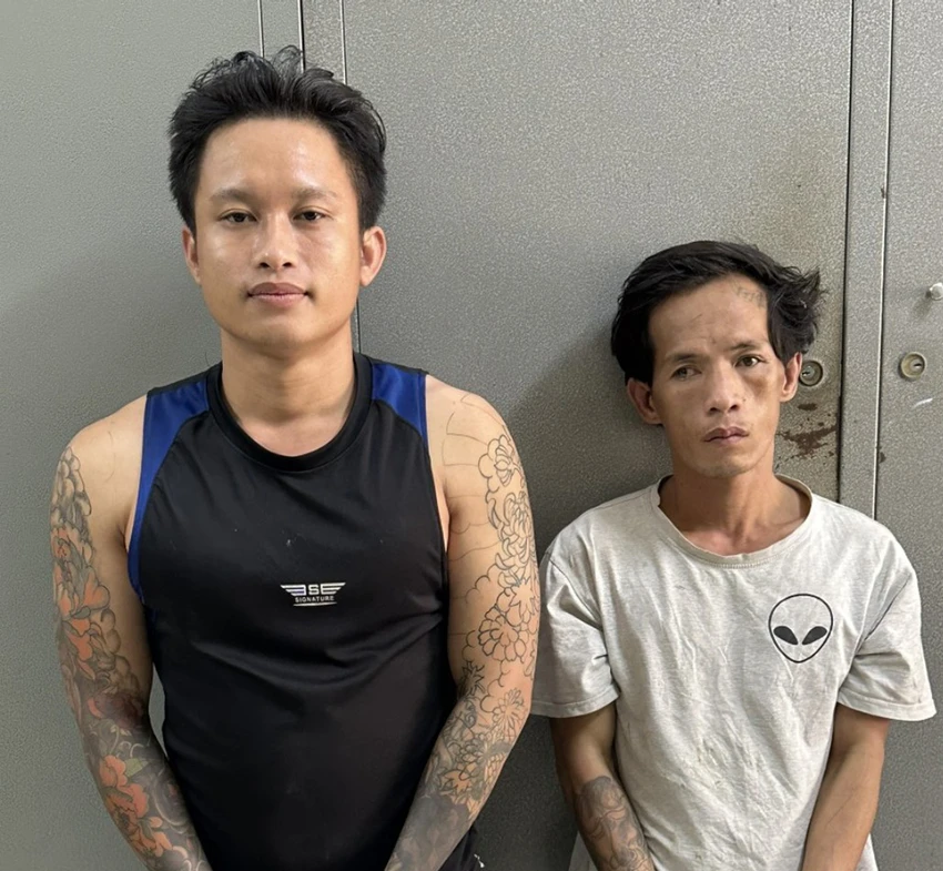 Sau khi thực hiện vụ cướp táo tợn, Nghĩa và Hồng đã bị Công an huyện Hóc Môn bắt. Ảnh: CA Dừng xe nghe điện thoại bị dí hung khí vào cổ cướp tài sản