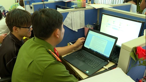 Công an khám xét tại Công ty Cổ phần mua bán nợ Việt Nam Thịnh Vượng tại phường 1, quận Tân Bình. Ảnh: CA