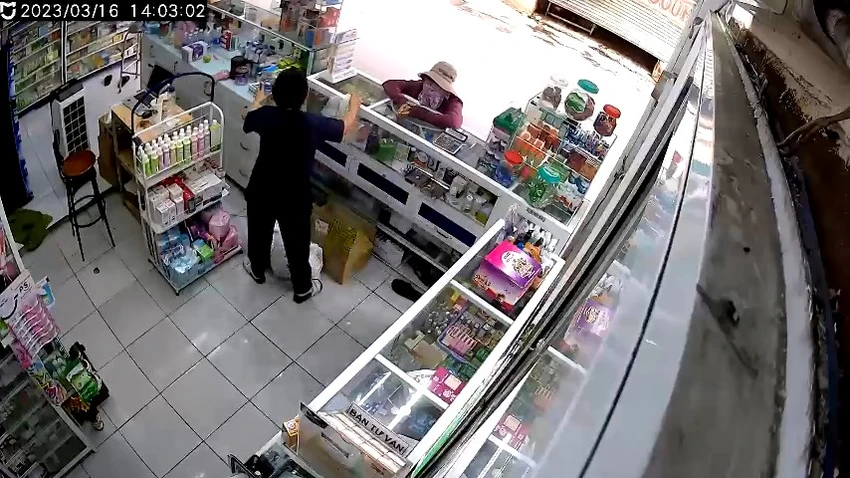 Trưa cùng ngày, người này đến tiệm thuốc tây trên địa bàn quận Gò Vấp để hỏi "mua thuốc làm từ thiện". Ảnh: Cắt từ clip
