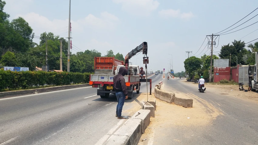 Đến trưa cùng ngày, hiện trường chiếc xe tải lật mới được xử lý xong. Ảnh: HT Đến trưa cùng ngày, hiện trường chiếc xe tải lật mới được xử lý xong. Ảnh: HT