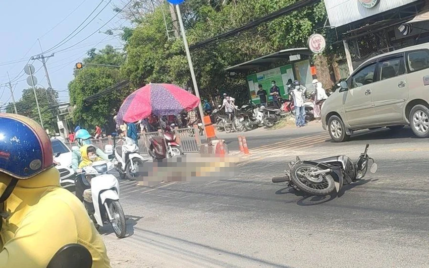 Nữ sinh đang trên đường đi học thêm về nhà thì gặp tai nạn, tử vong. Ảnh: HT Người thân gào khóc bên thi thể nữ sinh lớp 10 gặp tai nạn