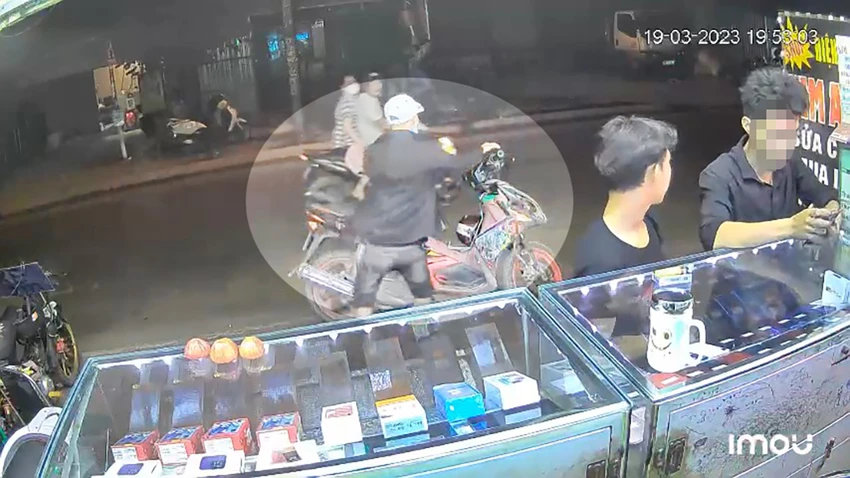 Khi chủ tiệm không chú ý, người này lấy chiếc điện thoại bỏ chạy mà không thanh toán tiền. Ảnh chụp từ clip Mua điện thoại không trả tiền, chủ và khách đuổi theo không kịp