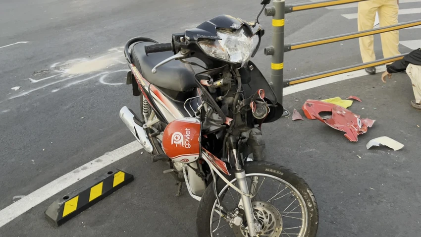 Chiếc xe máy của người đàn ông bị hư hỏng sau va chạm. Ảnh: HT Va chạm với xe buýt điện, người đàn ông bị thương ở quận 1
