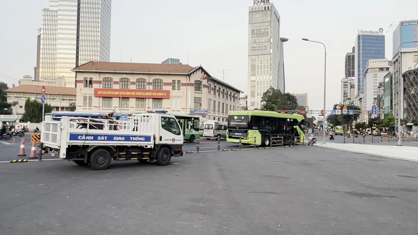 Lực lượng chức năng sau đó đã có mặt xử lý hiện trường, làm rõ nguyên nhân vụ va chạm. Ảnh: HT Va chạm với xe buýt điện, người đàn ông bị thương ở quận 1