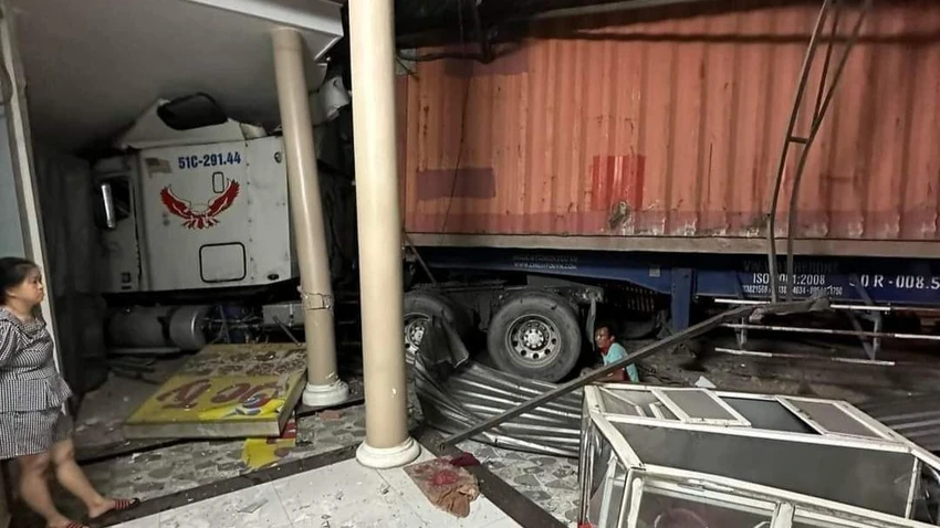 Chiếc container tông thẳng vào nhà dân ven đường Tỉnh lộ 8, huyện Củ Chi. Ảnh: HT Chiếc container tông thẳng vào nhà dân ven đường Tỉnh lộ 8, huyện Củ Chi. Ảnh: HT