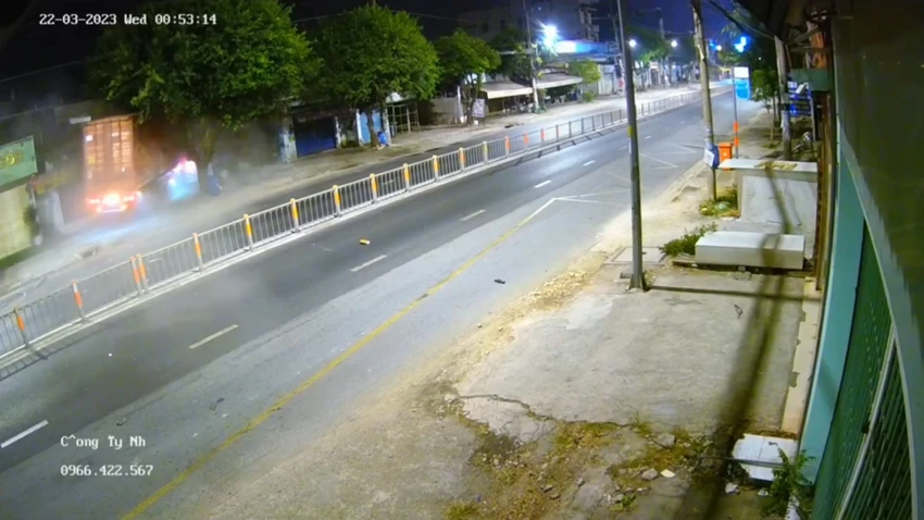 Hình ảnh từ camera an ninh cho thấy chiếc xe tông dải phân cách rồi lao sang phần đường ngược lại. Ảnh chụp từ clip Hình ảnh từ camera an ninh cho thấy chiếc xe tông dải phân cách rồi lao sang phần đường ngược lại. Ảnh chụp từ clip