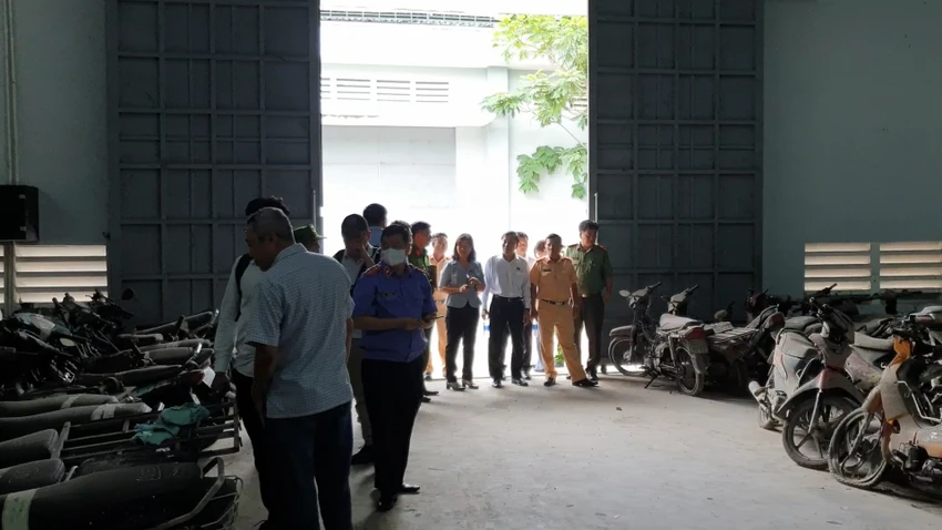 Kho tang vật này được đầu tư, đưa vào hoạt động hồi hai năm trước, tổng diện tích hơn 20 ngàn m2... trong số này có 5 nhà kho có mái che. Ảnh: NT Kho tang vật này được đầu tư, đưa vào hoạt động hồi hai năm trước, tổng diện tích hơn 20 ngàn m2... trong số này có 5 nhà kho có mái che. Ảnh: NT