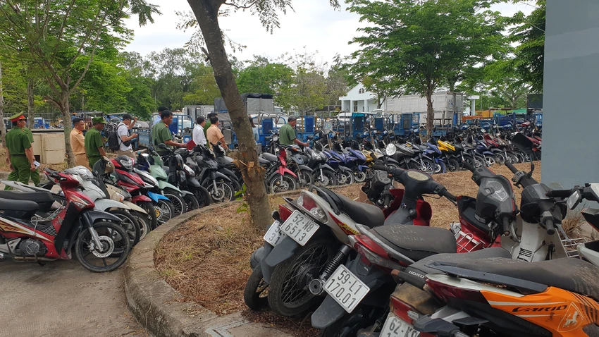 Trong số các xe máy bị tạm giữ này, nhiều xe còn tốt, tuy nhiên việc phơi mưa nắng trong thời gian dài gây hư hỏng, lãng phí xã hội rất lớn. Ảnh: NT Trong số các xe máy bị tạm giữ này, nhiều xe còn tốt, tuy nhiên việc phơi mưa nắng trong thời gian dài gây hư hỏng, lãng phí xã hội rất lớn. Ảnh: NT