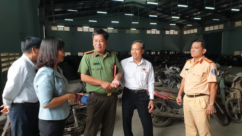 Trưa 23-3, Ban Pháp chế HĐND TP.HCM thực hiện khảo sát về tình hình thực hiện công tác quản lý, bảo quản và xử lý tang vật, phương tiện vi phạm hành chính bị tạm giữ ở kho của PC08. Ảnh: NT Trưa 23-3, Ban Pháp chế HĐND TP.HCM thực hiện khảo sát về tình hình thực hiện công tác quản lý, bảo quản và xử lý tang vật, phương tiện vi phạm hành chính bị tạm giữ ở kho của PC08. Ảnh: NT