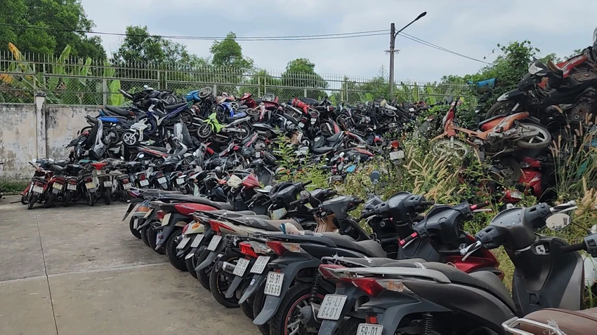 Hàng ngàn xe máy xếp thành từng lớp phơi mưa phơi nắng. Ảnh: NT Hàng ngàn xe máy xếp thành từng lớp phơi mưa phơi nắng. Ảnh: NT