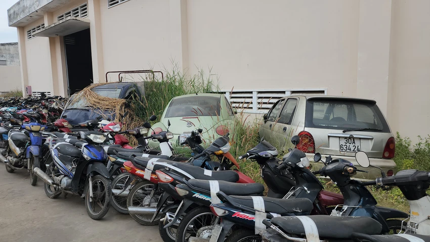 Kho tang tài vật vi phạm giao thông ở đường Lê Chính Đang, xã Lê Minh Xuân, huyện Bình Chánh cách trung tâm TP khoảng 20km. Theo các cán bộ làm việc tại kho thì thường xuyên phát cỏ dại nhưng vẫn không xuể do diện tích rộng, nhiều khu vực không có mái che, nền bê tông. Ảnh NT Ảnh: NT Kho tang tài vật vi phạm giao thông ở đường Lê Chính Đang, xã Lê Minh Xuân, huyện Bình Chánh cách trung tâm TP khoảng 20km. Theo các cán bộ làm việc tại kho thì thường xuyên phát cỏ dại nhưng vẫn không xuể do diện tích rộng, nhiều khu vực không có mái che, nền bê tông. Ảnh NT Ảnh: NT