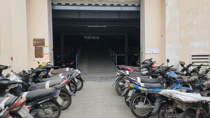 Trong khuôn viên hơn 2 ha có nhiều khu nhà có mái che dùng để tang vật, phương tiện vi phạm giao thông tuy nhiên không đủ sức chứa. Ảnh: NT Trong khuôn viên hơn 2 ha có nhiều khu nhà có mái che dùng để tang vật, phương tiện vi phạm giao thông tuy nhiên không đủ sức chứa. Ảnh: NT