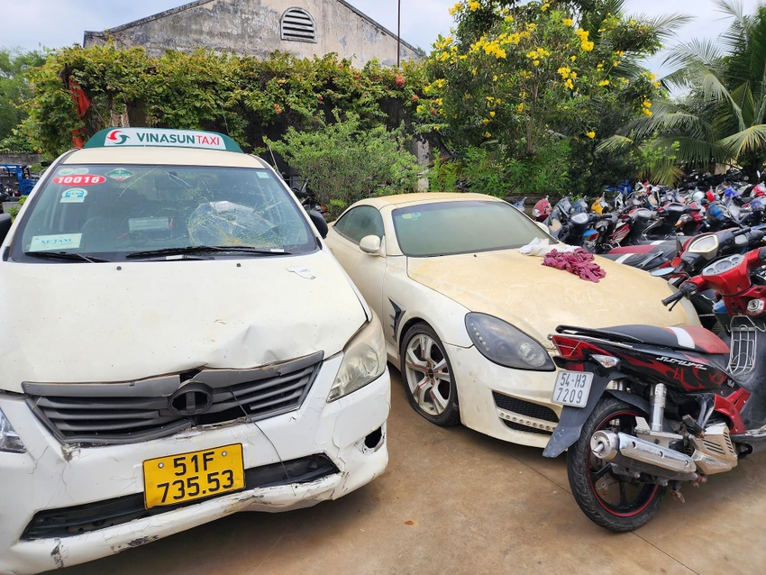Trong số này, có nhiều phương tiện liên quan đến các vụ tai nạn, va chạm giao thông cũng được đưa về đây. Ảnh: NT Trong số này, có nhiều phương tiện liên quan đến các vụ tai nạn, va chạm giao thông cũng được đưa về đây. Ảnh: NT