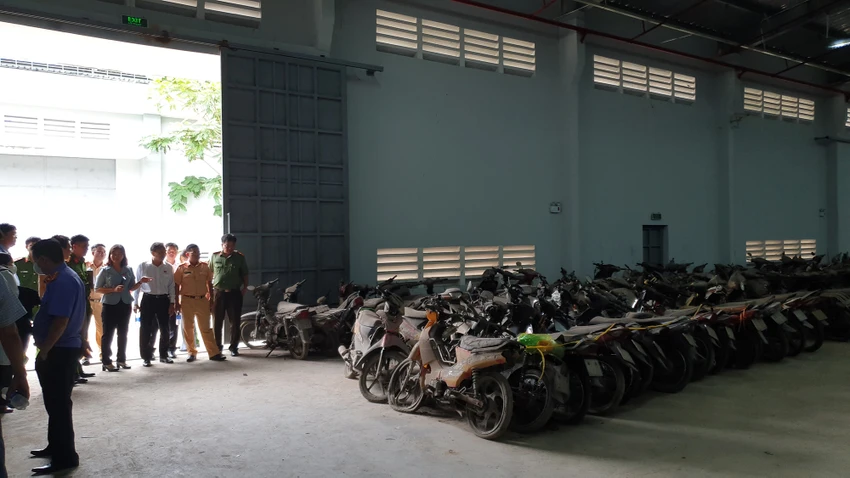 Cũng trong trưa ngày 23-3, Ban Pháp chế HĐND TP.HCM cũng thực hiện khảo sát về tình hình thực hiện công tác quản lý, bảo quản và xử lý tang vật, phương tiện vi phạm hành chính bị tạm giữ ở kho do Công an huyện Bình Chánh quản lý. Ban Pháp chế HĐND TP.HCM đánh giá cao khi Công an huyện Bình Chánh được UBND huyện đầu tư một nhà kho tạm giữ phương tiện có sức chứa rất lớn, có mái che đảm bảo. Ảnh: NT Cũng trong trưa ngày 23-3, Ban Pháp chế HĐND TP.HCM cũng thực hiện khảo sát về tình hình thực hiện công tác quản lý, bảo quản và xử lý tang vật, phương tiện vi phạm hành chính bị tạm giữ ở kho do Công an huyện Bình Chánh quản lý. Ban Pháp chế HĐND TP.HCM đánh giá cao khi Công an huyện Bình Chánh được UBND huyện đầu tư một nhà kho tạm giữ phương tiện có sức chứa rất lớn, có mái che đảm bảo. Ảnh: NT