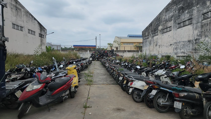 Số lượng phương tiện, tang vật vi phạm hành chính bị tạm giữ vượt quá sức chứa của các nhà kho hiện là một thực tế trên địa bàn TP.HCM và đang được Ban Pháp chế HĐND TP.HCM thực hiện khảo sát nhằm tính toán những giải pháp tối ưu. Một thực tế cho thấy nhiều người dân bỏ luôn tài sản là xe máy sau khi bị xử lý vi phạm hành chính trong lĩnh vực giao thông cũng là lý do số lượng xe máy bị tạm giữ trong thời gian lâu tăng cao. Ảnh: NT Số lượng phương tiện, tang vật vi phạm hành chính bị tạm giữ vượt quá sức chứa của các nhà kho hiện là một thực tế trên địa bàn TP.HCM và đang được Ban Pháp chế HĐND TP.HCM thực hiện khảo sát nhằm tính toán những giải pháp tối ưu. Một thực tế cho thấy nhiều người dân bỏ luôn tài sản là xe máy sau khi bị xử lý vi phạm hành chính trong lĩnh vực giao thông cũng là lý do số lượng xe máy bị tạm giữ trong thời gian lâu tăng cao. Ảnh: NT