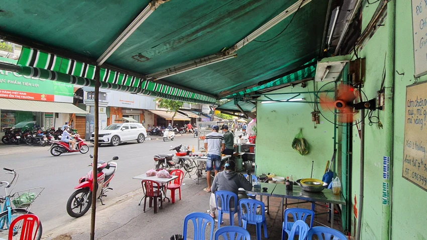 Khu vực xảy ra vụ việc là quán bán hủ tiếu trên đường Trần Quý, quận 11. Ảnh: NT Khu vực xảy ra vụ việc là quán bán hủ tiếu trên đường Trần Quý, quận 11. Ảnh: NT