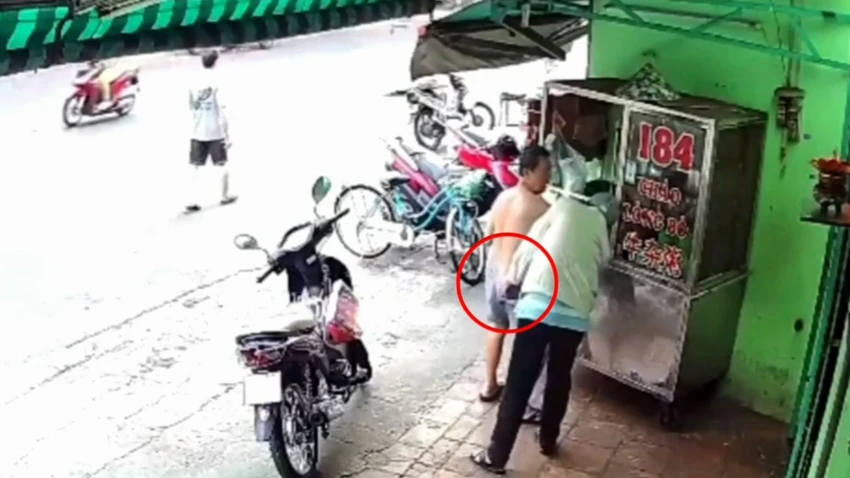 Người đàn ông tiếp cận, vờ hỏi thăm để móc túi của cha chị P. Ảnh cắt từ clip Người đàn ông tiếp cận, vờ hỏi thăm để móc túi của cha chị P. Ảnh cắt từ clip
