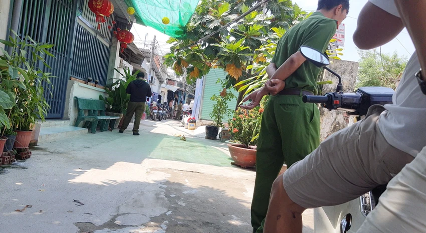 Công an đưa cặp đôi cùng bé trai về phòng trọ trên địa bàn xã Bà Điểm, huyện Hóc Môn để kiểm tra. Ảnh: HT