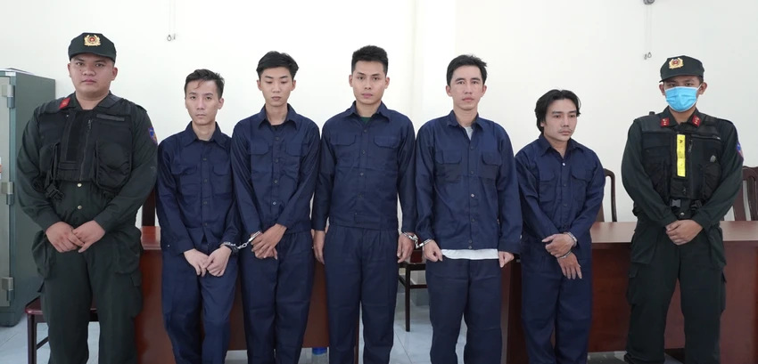 Trọng, Nghĩa, Khánh, Thành, Thêm (thứ 2 từ trái sang) tại cơ quan điều tra. Ảnh: CA Trọng, Nghĩa, Khánh, Thành, Thêm (thứ 2 từ trái sang) tại cơ quan điều tra. Ảnh: CA