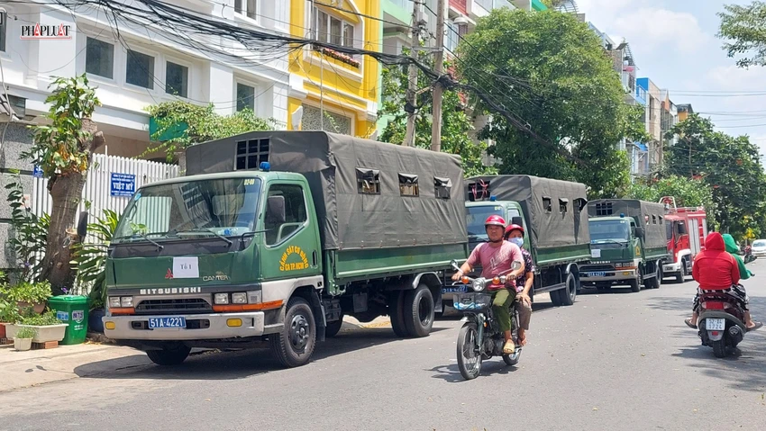Công an ập vào kiểm tra chung cư trên đường D1, phường Linh Tây, TP Thủ Đức. Ảnh: NT